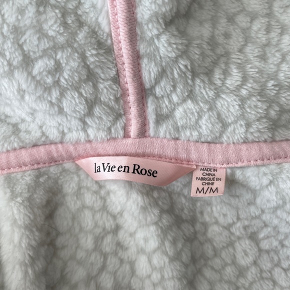 La Vi En Rose plush lounge zip snow leopard sweater with hood. Worn once, size M - Picture 2 of 2
